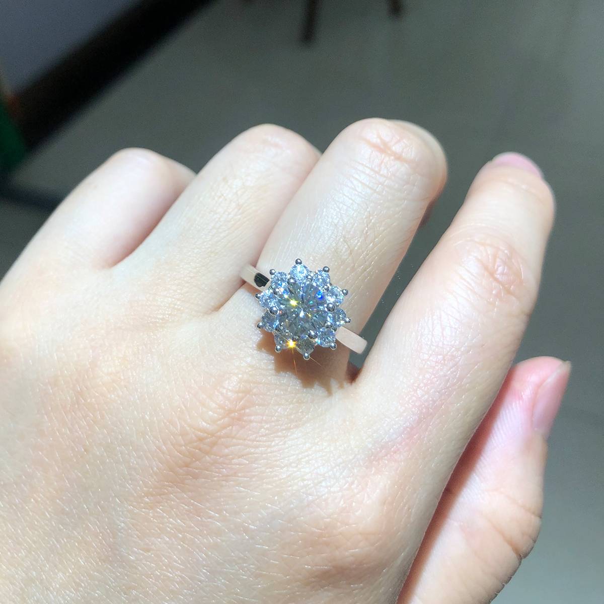太阳花女戒S925银镀白金定制选款主石莫桑钻1.0ct/副石高碳钻